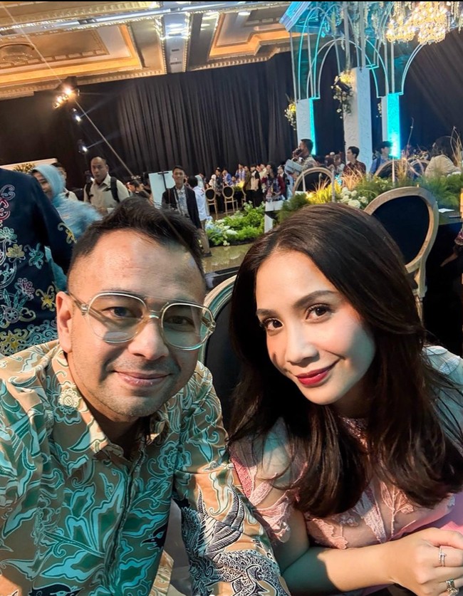 Memperkuat tampilan simpelnya, Nagita memilih hanya membiarkan rambut medium length miliknya terurai natural. Memamerkan senyum manisnya ke kamera, ibu Rafathar dan Rayyanza itu terlihat cantik mempesona. Foto: Instagram/@raffinagita1717