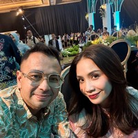 Memperkuat tampilan simpelnya, Nagita memilih hanya membiarkan rambut medium length miliknya terurai natural. Memamerkan senyum manisnya ke kamera, ibu Rafathar dan Rayyanza itu terlihat cantik mempesona. Foto: Instagram/@raffinagita1717