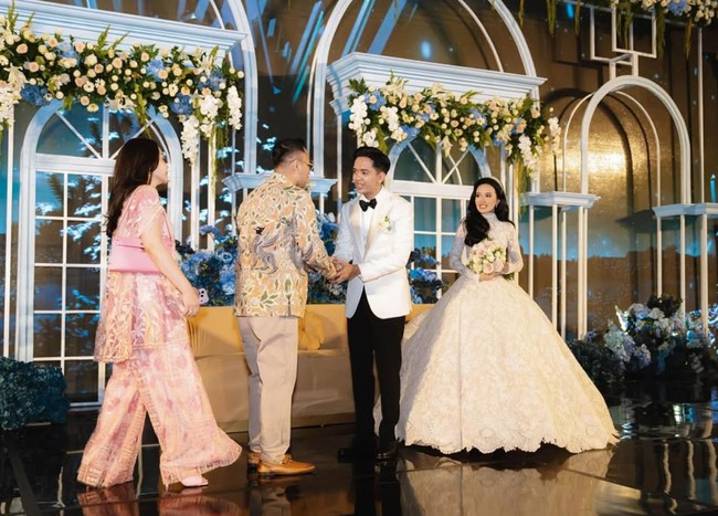 Melengkapi tampilannya Nagita juga menenteng tas pink yang senada dengan outfit yang dikenakan. Diketahui tas tersebut berasal dari merek mewah Hermes dengan seri Kelly Elan Rose Confetti PHW dengan harga sekitar Rp 176 juta. Foto: Instagram/@raffinagita1717