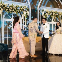 Melengkapi tampilannya Nagita juga menenteng tas pink yang senada dengan outfit yang dikenakan. Diketahui tas tersebut berasal dari merek mewah Hermes dengan seri Kelly Elan Rose Confetti PHW dengan harga sekitar Rp 176 juta. Foto: Instagram/@raffinagita1717