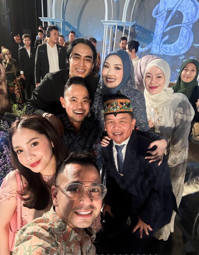 Pose bareng rekan-rekannya, Nagita memancarkan kecantikkan naturalnya dengan riasan minimalis. Blush on pink lembut dan hasil akhir yang dewy membuat kulitnya terlihat glowing dan sehat. Wajahnya terlihat semakin fresh dengan pulasan lipstik pink. Foto: Instagram/@raffinagita1717