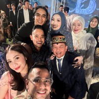 Pose bareng rekan-rekannya, Nagita memancarkan kecantikkan naturalnya dengan riasan minimalis. Blush on pink lembut dan hasil akhir yang dewy membuat kulitnya terlihat glowing dan sehat. Wajahnya terlihat semakin fresh dengan pulasan lipstik pink. Foto: Instagram/@raffinagita1717