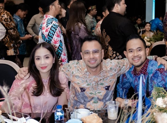 Nagita dan Raffi juga terlihat berpose bertiga bersama Gilang Juragan 99. Penampilan Nagita pun kembali dibanjiri pujian netizen. Foto: Instagram/@raffinagita1717