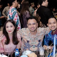 Nagita dan Raffi juga terlihat berpose bertiga bersama Gilang Juragan 99. Penampilan Nagita pun kembali dibanjiri pujian netizen. Foto: Instagram/@raffinagita1717