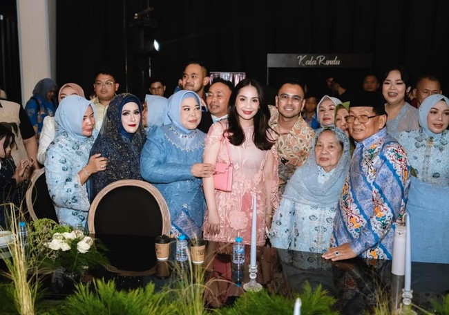 Mama gigi cantik bgt, tulis salah satu komentar. Siapa disini yg mencari ibu negara Andara, cantik bgt ya, tambah komentar lain. Foto: Instagram/@raffinagita1717