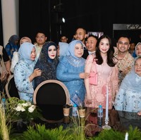 Mama gigi cantik bgt, tulis salah satu komentar. Siapa disini yg mencari ibu negara Andara, cantik bgt ya, tambah komentar lain. Foto: Instagram/@raffinagita1717