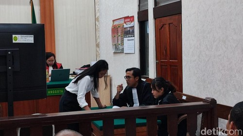 Nasrurah saat menjalani sidang di Pengadilan Negeri (PN) Denpasar pada Selasa (28/10/2025). (Ahmad Firizqi Irwan/detikBali).