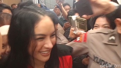 Senyum Optimis Nikita Mirzani Jelang Vonis di Hari Sumpah Pemuda
