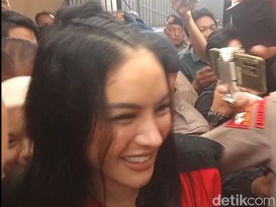 Senyum Optimis Nikita Mirzani Jelang Vonis di Hari Sumpah Pemuda