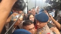 Nikita Mirzani tiba di Pengadilan Negeri Jakarta Selatan dikawal oleh anggota kepolisian. Foto: Muhammad Ahsan Nurrijal/detikcom Nikita Mirzani tiba di Pengadilan Negeri Jakarta Selatan dikawal oleh anggota kepolisian. Foto: Muhammad Ahsan Nurrijal/detikcom