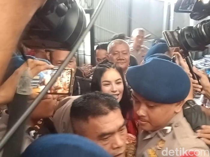 Nikita Mirzani Nikita Mirzani menjalani sidang putusan di Pengadilan Negeri Jakarta Selatan, Selasa (28/10/2025).