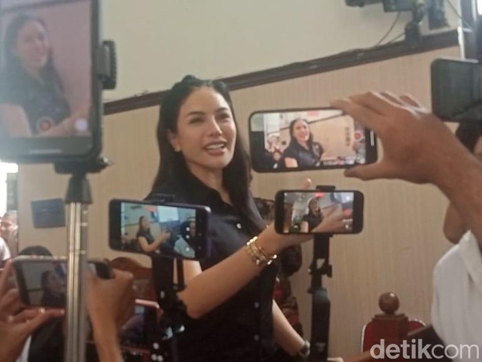 Nikita Mirzani usai menjalani sidang vonis kasus pemerasan dan TPPU.