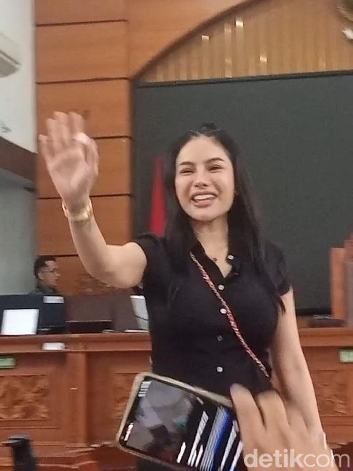 Nikita Mirzani usai menjalani sidang vonis kasus pemerasan dan TPPU.