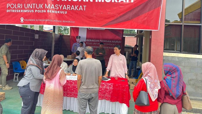 Pasar murah yang digelar Polda Bengkulu. Pasar murah yang digelar Polda Bengkulu.