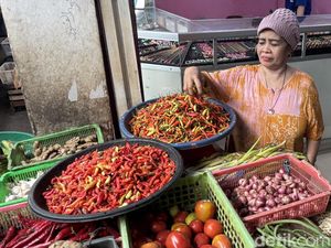 Jelang Musim Hujan, Harga Cabai dan Tomat di Surabaya Meroket