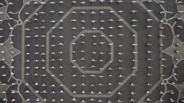 Pelajar dan Mahasiswa Padukan Semangat Sumpah Pemuda dalam Tari Jaipong Kolosal Sejumlah pelajar menampilkan tari kolosal Jaipong Galuh Rahayu pada Festival Konservasi dan Budaya Universitas Galuh (Unigal) di Alun-alun Ciamis, Jawa Barat, Selasa (28/10/2025). Kegiatan yang diikuti 517 peserta dari tingkat SMP, SMA, dan Mahasiswa Unigal itu digelar dalam rangka memperingati Hari Sumpah Pemuda yang bertujuan untuk melestarikan seni tari khas Sunda sekaligus menanamkan nilai-nilai budaya kepada generasi muda. ANTARA FOTO/Adeng Bustomi/bar