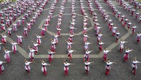 Gerakan dinamis dan kostum warna-warni mewarnai penampilan Jaipong yang dibawakan 517 peserta dari tingkat SMP, SMA, dan mahasiswa Universitas Galuh. Foto: ANTARA FOTO/Adeng Bustomi