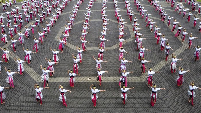 Pelajar dan Mahasiswa Padukan Semangat Sumpah Pemuda dalam Tari Jaipong Kolosal Sejumlah pelajar menampilkan tari kolosal Jaipong Galuh Rahayu pada Festival Konservasi dan Budaya Universitas Galuh (Unigal) di Alun-alun Ciamis, Jawa Barat, Selasa (28/10/2025). Kegiatan yang diikuti 517 peserta dari tingkat SMP, SMA, dan Mahasiswa Unigal itu digelar dalam rangka memperingati Hari Sumpah Pemuda yang bertujuan untuk melestarikan seni tari khas Sunda sekaligus menanamkan nilai-nilai budaya kepada generasi muda. ANTARA FOTO/Adeng Bustomi/bar