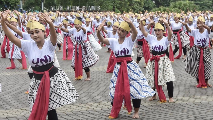 Pelajar dan Mahasiswa Padukan Semangat Sumpah Pemuda dalam Tari Jaipong Kolosal Sejumlah pelajar menampilkan tari kolosal Jaipong Galuh Rahayu pada Festival Konservasi dan Budaya Universitas Galuh (Unigal) di Alun-alun Ciamis, Jawa Barat, Selasa (28/10/2025). Kegiatan yang diikuti 517 peserta dari tingkat SMP, SMA, dan Mahasiswa Unigal itu digelar dalam rangka memperingati Hari Sumpah Pemuda yang bertujuan untuk melestarikan seni tari khas Sunda sekaligus menanamkan nilai-nilai budaya kepada generasi muda. ANTARA FOTO/Adeng Bustomi/bar