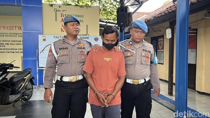 Pelaku tabrak lari di Plupuh, Sragen dibawa ke Mapolres Sragen, Selasa (28/12/2025). Pelaku tabrak lari di Plupuh, Sragen dibawa ke Mapolres Sragen, Selasa (28/12/2025).
