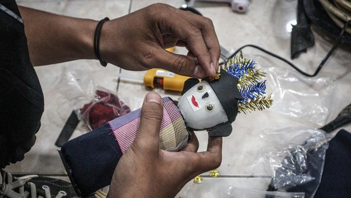 Warga Binaan Pemasyarakatan (WBP) membuat kerajinan ondel-ondel saat Pelatihan Kerajinan Tangan Berbasis Daur Ulang di Lembaga Pemasyarakatan Kelas I Jakarta Selatan, Jakarta, Selasa (28/10/2025). Kegiatan yang diselenggarakan pihak lapas tersebut bertujuan meningkatkan keterampilan dan kemandirian warga binaan agar dapat membuka usaha setelah menyelesaikan masa hukuman. ANTARAFOTO/Muhammad Rizky Febriansyah/bay/bar