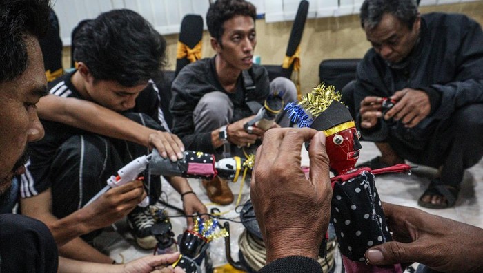 Pelatihan Daur Ulang Warga Binaan Sulap Limbah Jadi Ondel-Ondel Bernilai Seni Warga Binaan Pemasyarakatan (WBP) membuat kerajinan ondel-ondel saat Pelatihan Kerajinan Tangan Berbasis Daur Ulang di Lembaga Pemasyarakatan Kelas I Jakarta Selatan, Jakarta, Selasa (28/10/2025). Kegiatan yang diselenggarakan pihak lapas tersebut bertujuan meningkatkan keterampilan dan kemandirian warga binaan agar dapat membuka usaha setelah menyelesaikan masa hukuman. ANTARAFOTO/Muhammad Rizky Febriansyah/bay/bar
