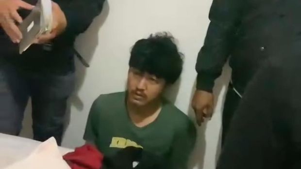 Pembunuh Tati Cimahi saat ditangkap polisi Pembunuh Tati Cimahi saat ditangkap polisi