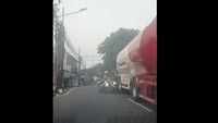 Ngeri! Pemotor Oleng Gagal Salip Truk Tangki Ngeri! Pemotor Oleng Gagal Salip Truk Tangki