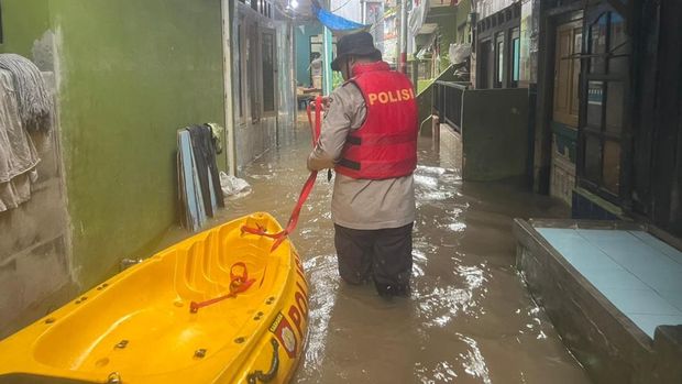 Pemukiman Warga Kebon Pala Terendam Banjir Setinggi 1,2 M Pemukiman Warga Kebon Pala Terendam Banjir Setinggi 1,2 M