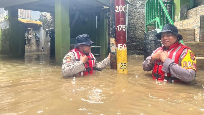 Pemukiman Warga Kebon Pala Terendam Banjir Setinggi 1,2 M Pemukiman Warga Kebon Pala Terendam Banjir Setinggi 1,2 M