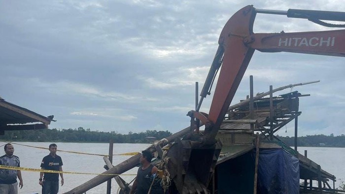 Penambangan emas tanpa izin (PETI) di Belitang dibongkar anggota Polres Sekadau Penambangan emas tanpa izin (PETI) di Belitang dibongkar anggota Polres Sekadau.