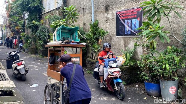 Penampakan spanduk pengendara yang buang sampah sembarangan di Bandung. Penampakan spanduk pengendara yang buang sampah sembarangan di Bandung.