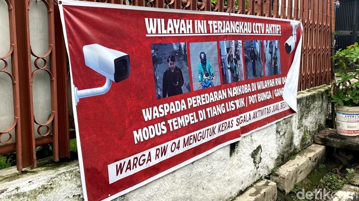 Penampakan spanduk pengendara yang buang sampah sembarangan di Bandung. Penampakan spanduk pengendara yang buang sampah sembarangan di Bandung.