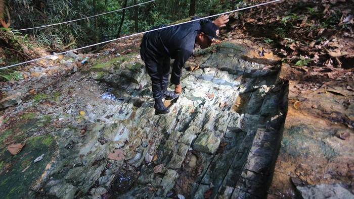 Petugas Satuan Polisi Pamong Praja (Satpol PP) Nagan Raya berada di lokasi penemuan batu giok kawasan pengunungan Kecamatan Beutong, Kabupaten Nagan Raya, Aceh, Senin (27/10/2025). Pemerintah setempat berencana akan menggunakan cadangan batu mulia atau batu giok hasil penemuan yang diperkirakan mencapai 5.000 ton tersebut untuk proses percepatan dan penyelesaian pembangunan Masjid Agung Baitul ‘Ala atau Masjid Giok yang diharapkan akan menjadi ikon dunia dan kebanggaan masyarakat Aceh. ANTARA FOTO/Syifa Yulinnas/foc.
