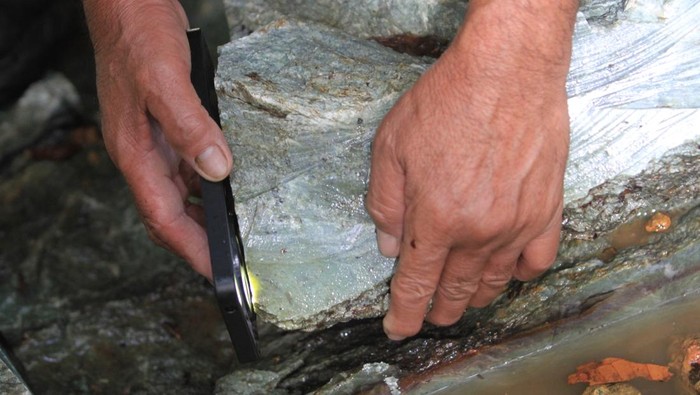 Penemuan 5.000 Ton Batu Giok Siap Percantik Masjid Agung di Beutong Petugas Satuan Polisi Pamong Praja (Satpol PP) Nagan Raya berada di lokasi penemuan batu giok kawasan pengunungan Kecamatan Beutong, Kabupaten Nagan Raya, Aceh, Senin (27/10/2025). Pemerintah setempat berencana akan menggunakan cadangan batu mulia atau batu giok hasil penemuan yang diperkirakan mencapai 5.000 ton tersebut untuk proses percepatan dan penyelesaian pembangunan Masjid Agung Baitul ‘Ala atau Masjid Giok yang diharapkan akan menjadi ikon dunia dan kebanggaan masyarakat Aceh. ANTARA FOTO/Syifa Yulinnas/foc.