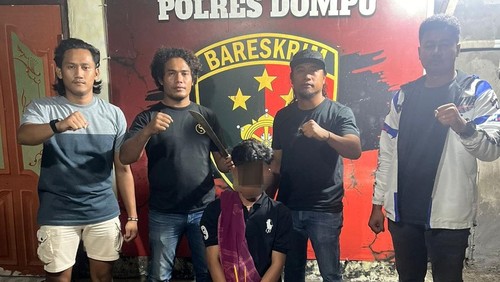 Pemuda Inisial ZK (19) ditangkap Polisi karena menganiaya tiga pelajar menggunakan parang.