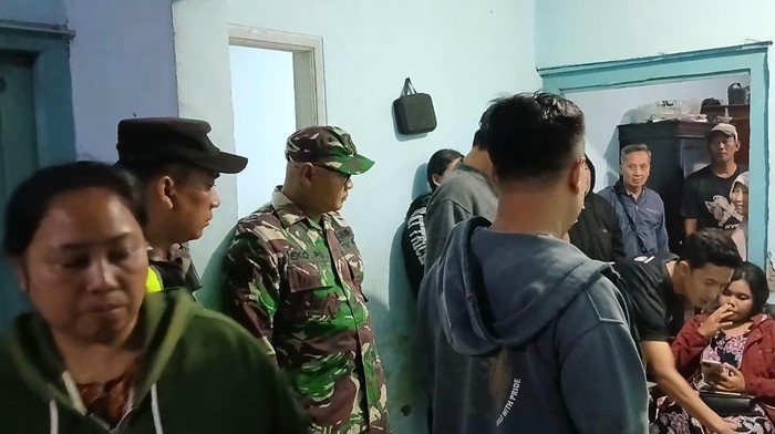 Penggerebekan rumah kontrakan jadi prostitusi di Malang Penggerebekan rumah kontrakan jadi prostitusi di Malang