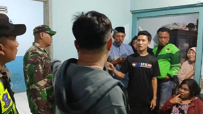Penggerebekan rumah kontrakan jadi prostitusi di Malang Penggerebekan rumah kontrakan jadi prostitusi di Malang