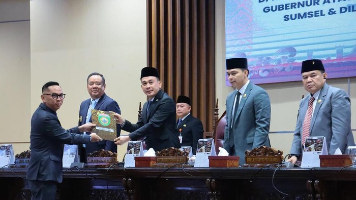 Penyerahan pandangan fraksi terhadap 2 Raperda Inisiatif DPRD Sumsel kepada Pimpinan. Penyerahan pandangan fraksi terhadap 2 Raperda Inisiatif DPRD Sumsel kepada Pimpinan.