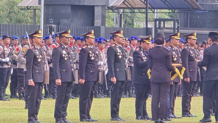Penyerahan piagam untuk personil Ditres Narkoba Polda Kalsel. Foto: Khairun Nisa/detikKalimantan Penyerahan piagam untuk personil Ditres Narkoba Polda Kalsel. Foto: Khairun Nisa/detikKalimantan
