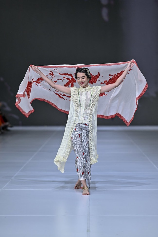 Rok span atau pencil skirt bermotif batik dapat dipasangkan dengan blouse satin, chiffon, atau kemeja polos. Kombinasi ini memberi kesan anggun sekaligus modern. (Foto: Dok. Dandy Hendrata/Jakarta Fashion Week)