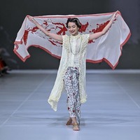 Rok span atau pencil skirt bermotif batik dapat dipasangkan dengan blouse satin, chiffon, atau kemeja polos. Kombinasi ini memberi kesan anggun sekaligus modern. (Foto: Dok. Dandy Hendrata/Jakarta Fashion Week)