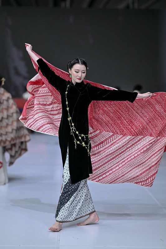 Peragaan 'Bahasa Kain' oleh BINhouse di JFW 2026 Peragaan 'Bahasa Kain' oleh BINhouse di JFW 2026