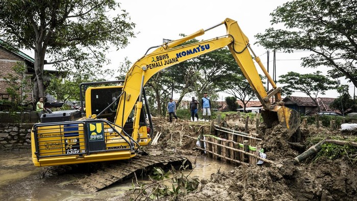 Perbaikan Tanggul Jebol Sungai Gandam Dikebut Usai Air Meluap dari Kendeng Petugas Balai Besar Wilayah Sungai (BBWS) Pemali Juana menggunakan alat berat memperbaiki tanggul Sungai Gandam yang jebol di Desa Ketitang Wetan, Batangan, Kabupaten Pati, Jawa Tengah, Selasa (28/10/2025). Badan Penanggulangan Bencana Daerah (BPBD) Kabupaten Pati menjelaskan bahwa jebolnya tanggul pada Jumat (24/10) terjadi di tiga titik aliran Sungai Gandam yang melintasi tiga desa di Kecamatan Batangan itu disebabkan oleh meningkatnya debit air sungai yang tidak mampu ditampung, akibat aliran deras dari kawasan Pegunungan Kendeng. ANTARA FOTO/Aprillio Akbar/bar