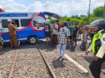 Video: Pemotor Wanita Tewas dan Balita Kritis Usai Tertabrak Kereta di Pasuruan