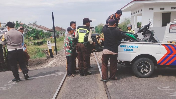 Perempuan pemotor tertabrak KA di Pasuruan. Pengemudi meninggal, balita dan lansia perempuan yang diboncengkan luka berat. Perempuan pemotor tertabrak KA di Pasuruan. Pengemudi meninggal, balita dan lansia perempuan yang diboncengkan luka berat.