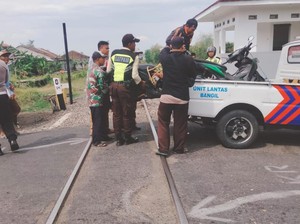 Pemotor Tertabrak KA Dhoho di Pasuruan, Perempuan Tewas-Balita Kritis