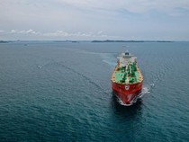 Diterjang Ombak-Ancaman Perompak, Ini Kisah Pelaut PIS Antarkan Energi