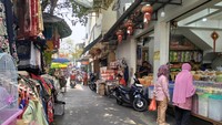 Sampai sekarang pasar di Petak 9 masih ramai dikunjungi masyarakat sekitar yang belanja sayur, ikan, buah, dan kebutuhan rumah tangga lainnya. Kios ini berdampingan dengan penyedia kebutuhan beribadah warga keturunan dan pedagang lainnya (dok. Qonita Hamidah/detikTravel). Sampai sekarang pasar di Petak 9 masih ramai dikunjungi masyarakat sekitar yang belanja sayur, ikan, buah, dan kebutuhan rumah tangga lainnya. Kios ini berdampingan dengan penyedia kebutuhan beribadah warga keturunan dan pedagang lainnya (dok. Qonita Hamidah/detikTravel).