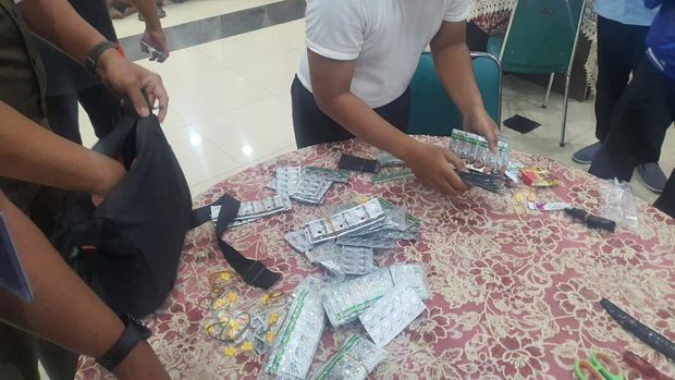Petugas gabungan merazia sejumlah titik di Tanah Abang dan menangkap 10 orang penjual obat ilegal. Ribuan butir obat ilegal turut disita petugas. (dok Satpol PP DKI) Petugas gabungan merazia sejumlah titik di Tanah Abang dan menangkap 10 orang penjual obat ilegal. Ribuan butir obat ilegal turut disita petugas. (dok Satpol PP DKI)